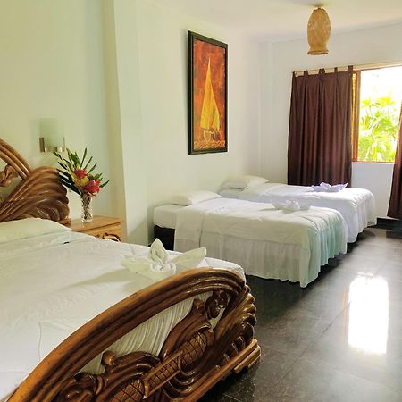 Hotel Hosteria D'Carlos Aqua Park à Santo Domingo de los Colorados Extérieur photo