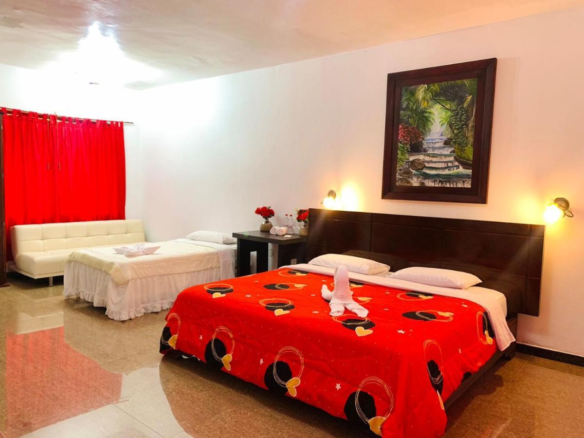 Hotel Hosteria D'Carlos Aqua Park à Santo Domingo de los Colorados Extérieur photo