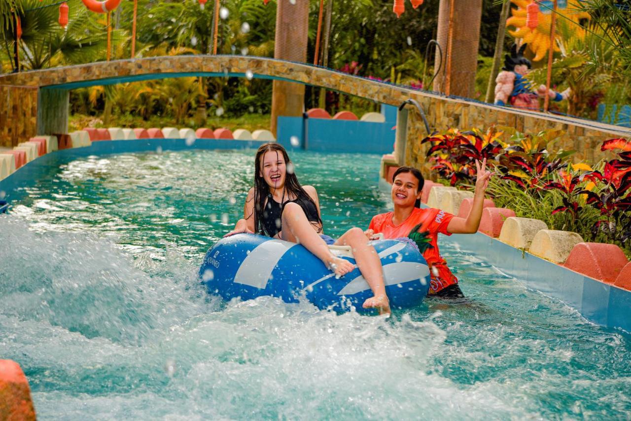 Hotel Hosteria D'Carlos Aqua Park à Santo Domingo de los Colorados Extérieur photo