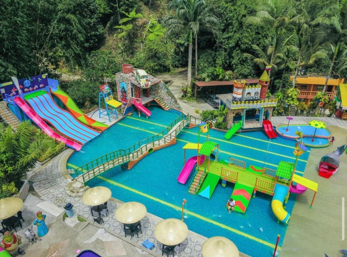 Hotel Hosteria D'Carlos Aqua Park à Santo Domingo de los Colorados Extérieur photo