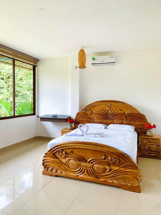 Hotel Hosteria D'Carlos Aqua Park à Santo Domingo de los Colorados Extérieur photo