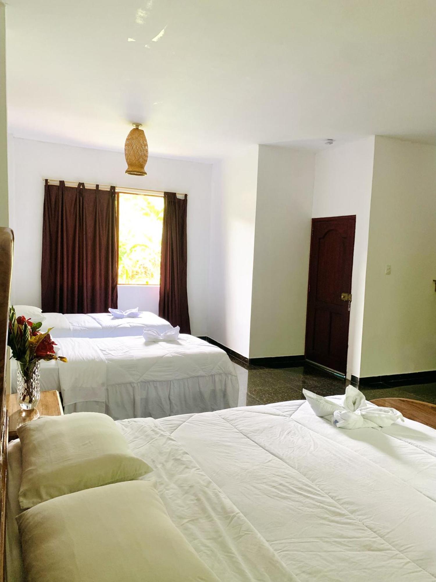 Hotel Hosteria D'Carlos Aqua Park à Santo Domingo de los Colorados Extérieur photo